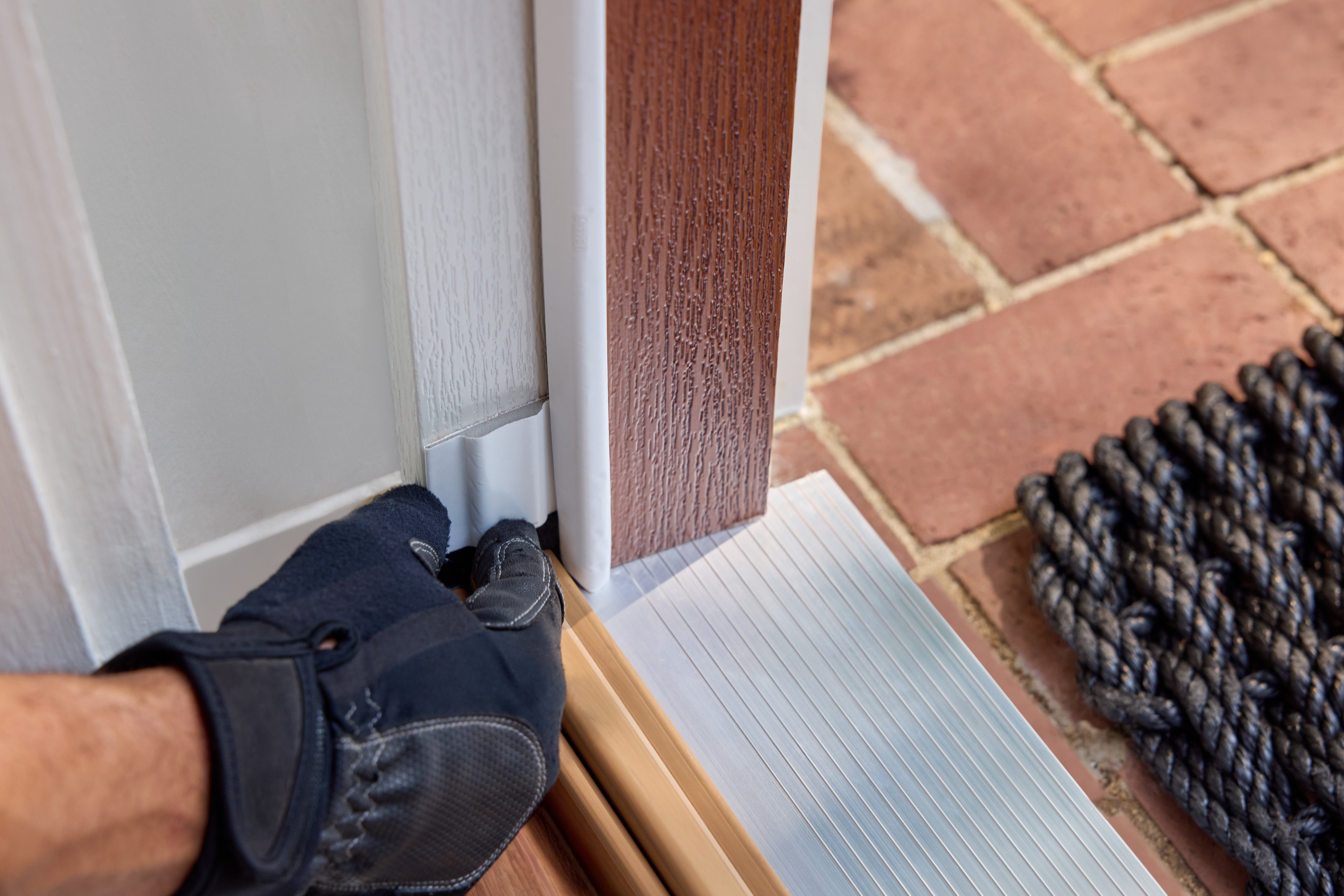 Simple-Solution Corner Pad-Interior-Closeup-Angle-With-Gloves